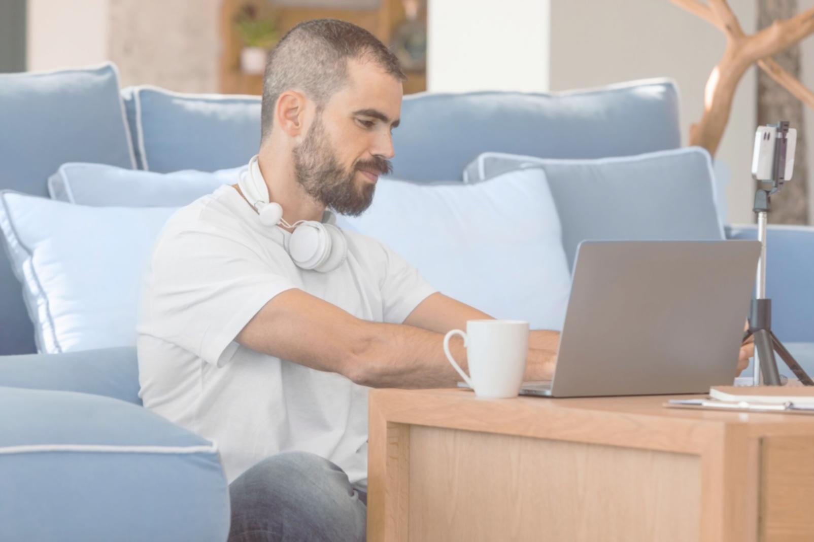 Dashboard financiero mostrando métricas clave de ingresos y gastos mensuales
