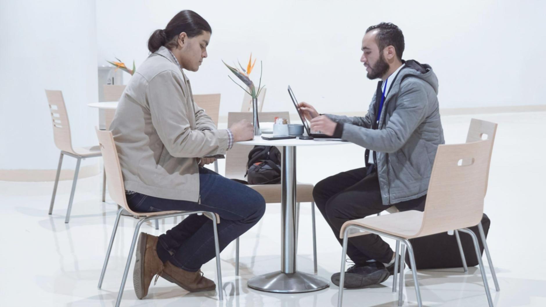 Equipo de trabajo colaborando en estrategias financieras