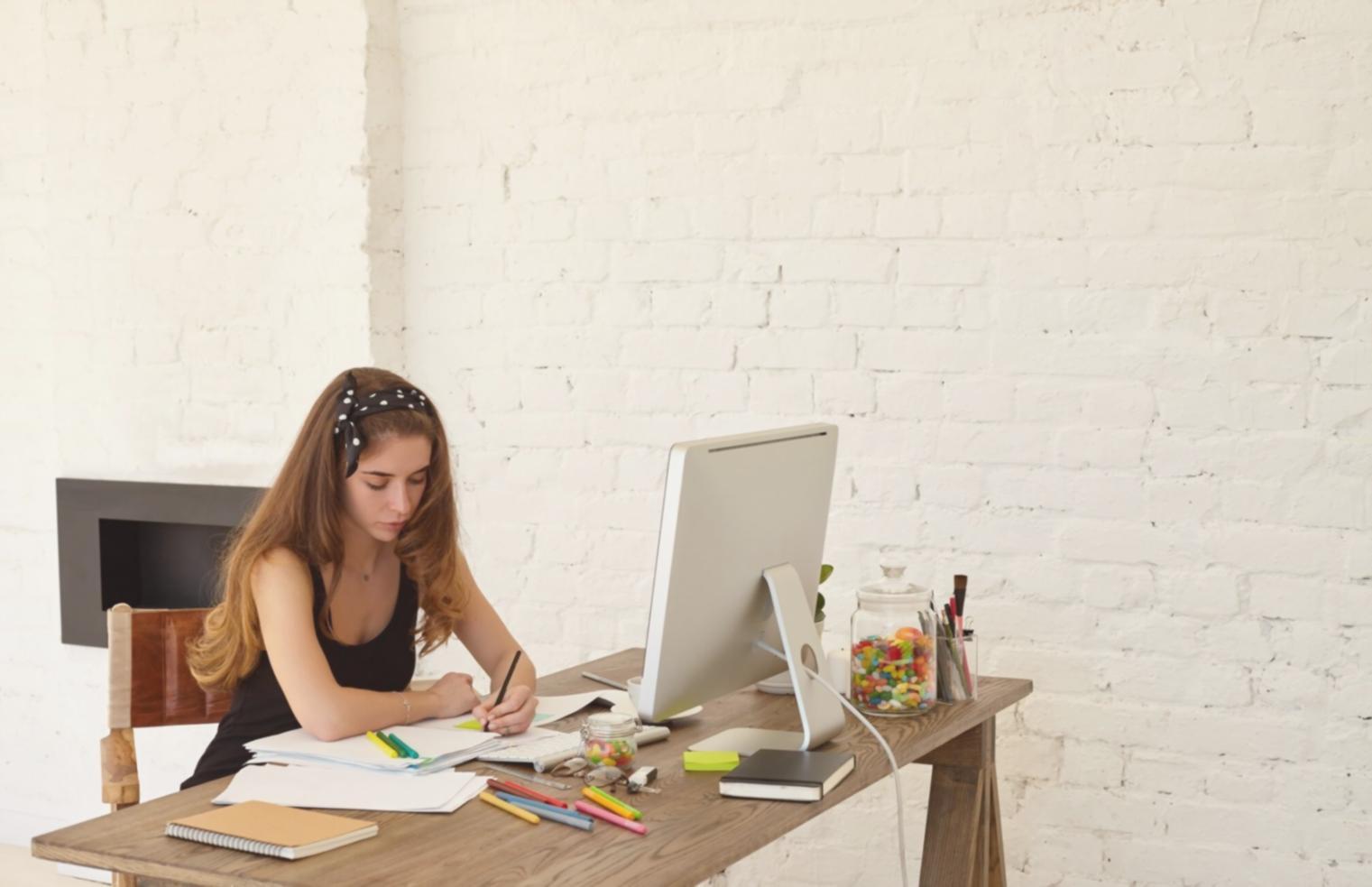 Sesión de formación financiera con estudiantes analizando datos